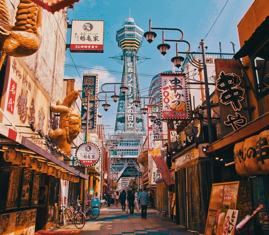 japon osaka passant dans une rue