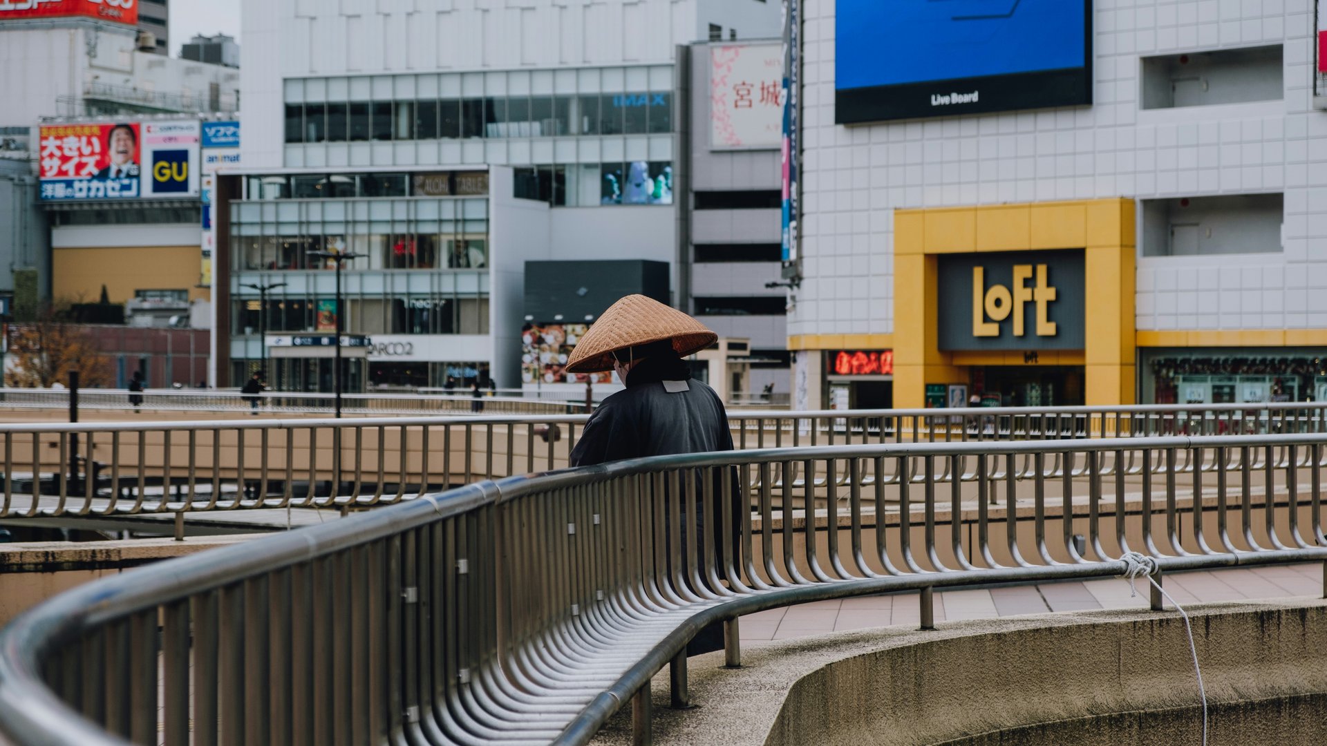 Personne assise sur un banc avec un chapeau à Sendai, Japon