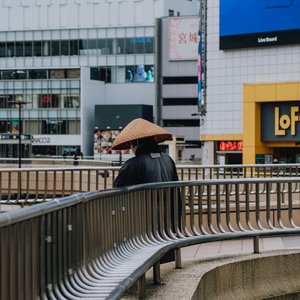 Personne assise sur un banc avec un chapeau à Sendai, Japon