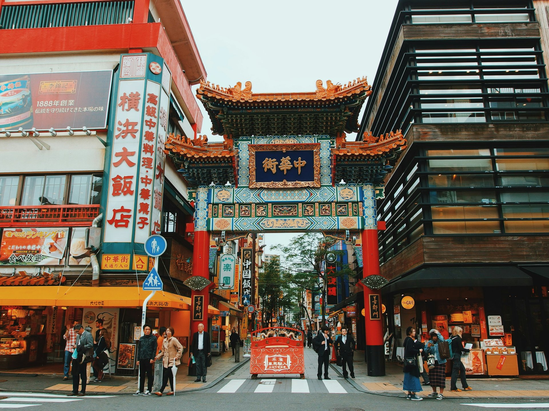 Personnes marchant devant china town à yokohama au Japon