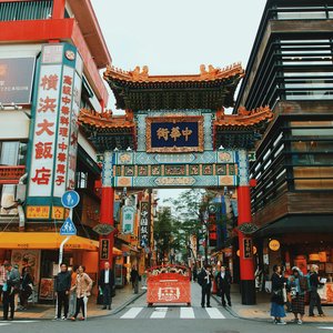 Personnes marchant devant china town à yokohama au Japon