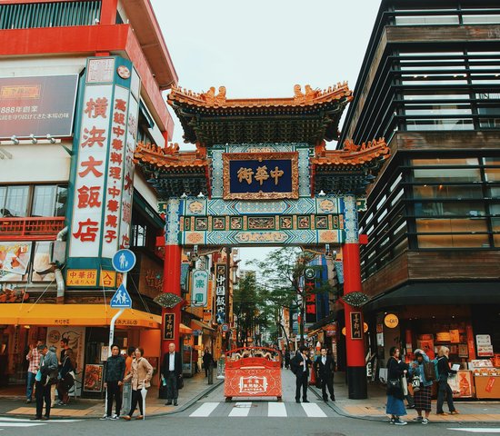 Personnes marchant devant china town à yokohama au Japon