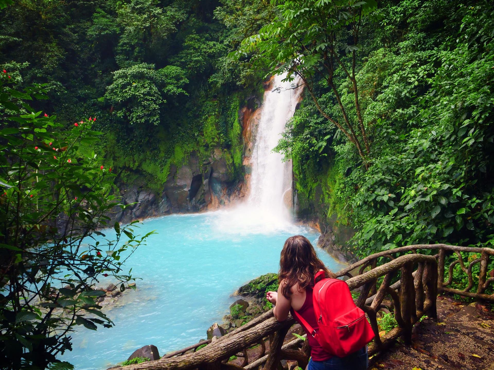 Jeune femme   cascade   Costa Rica