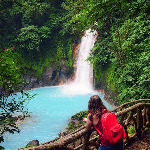 Jeune femme   cascade   Costa Rica