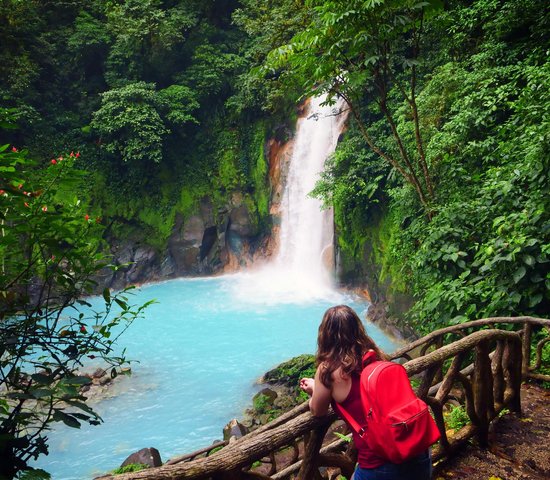 Jeune femme   cascade   Costa Rica