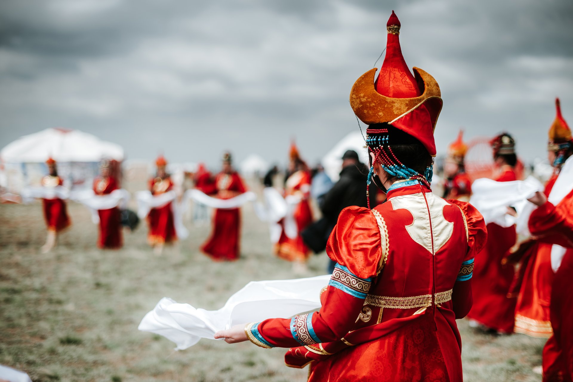 Femme mongol de dos, portant une tenue traditionnelle lors d'un festival en Mongolie