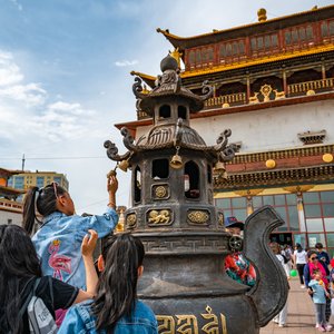 Personnes devant un temple à Oulan Bator en Mongolie