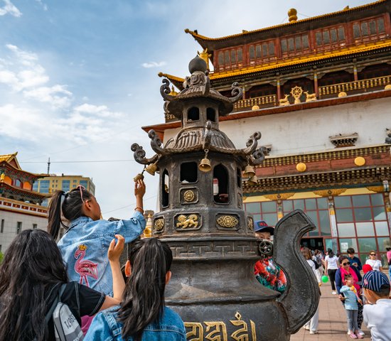 Personnes devant un temple à Oulan Bator en Mongolie