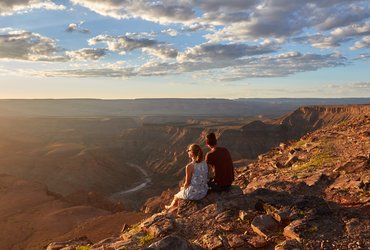 namibie Fish River canyon couple coucher du soleil vue panoramique