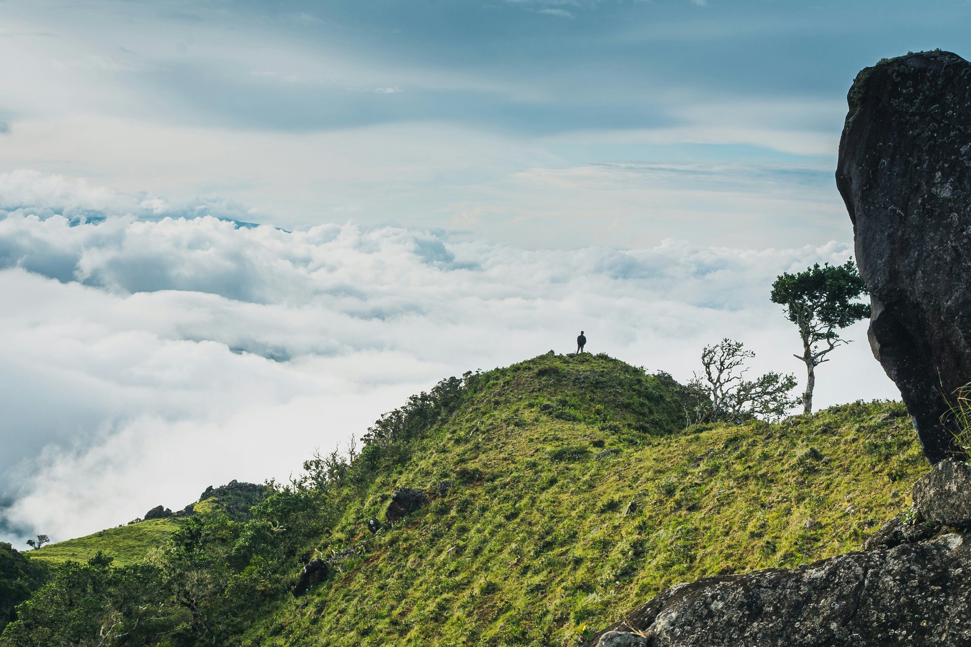 Personne debout sur la colline avec vue sur les nuages à Boquete, Panama
