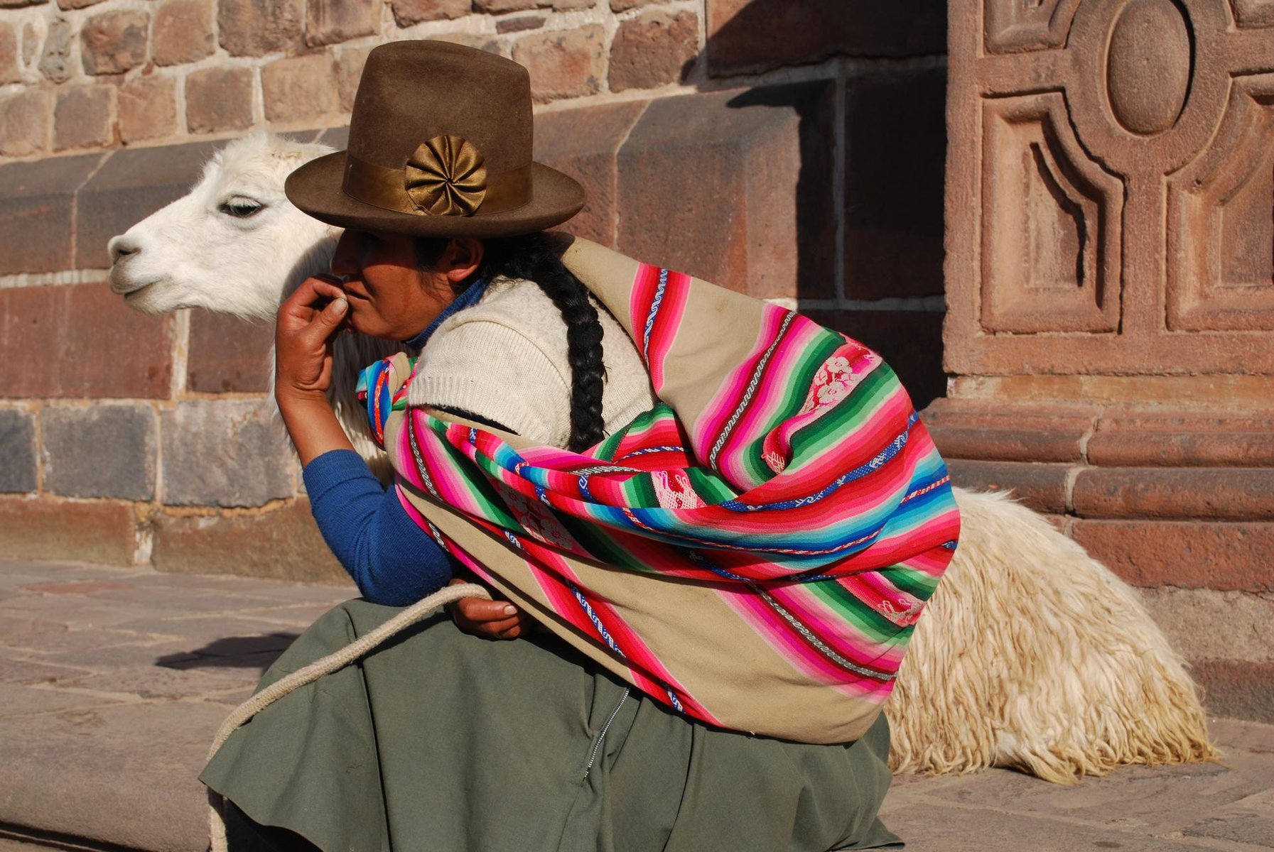 perou femme peruvienne tradition lama