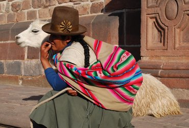perou femme peruvienne tradition lama