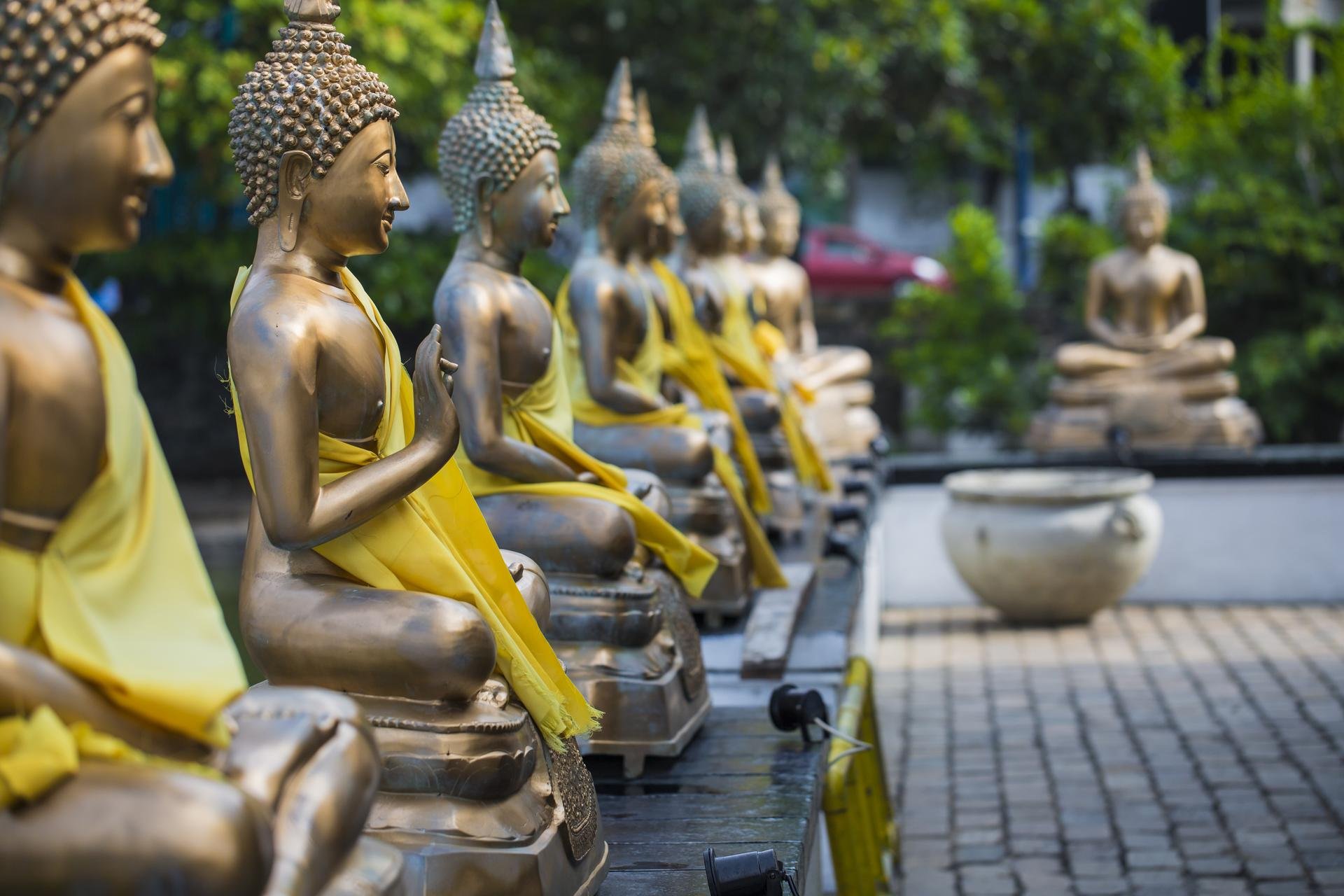 Statues de bouddha dans le temple de Seema Malaka