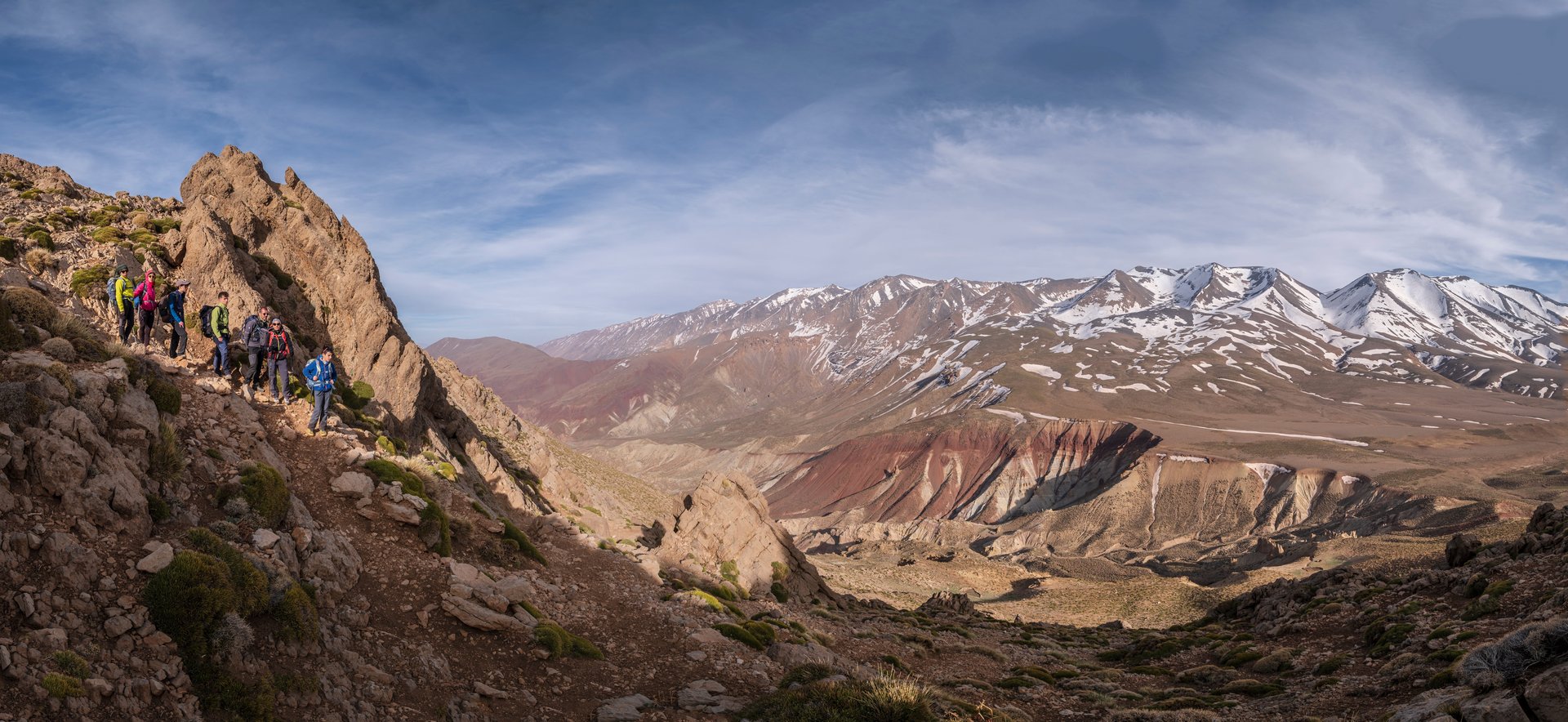 trek m'goun montagnes enneigées randonneurs