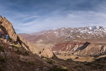 trek m'goun montagnes enneigées randonneurs