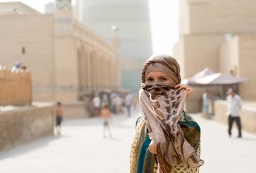Une femme dans les rues de Boukhara, Ouzbekistan Crédits : Shutterstock / Razoomanet