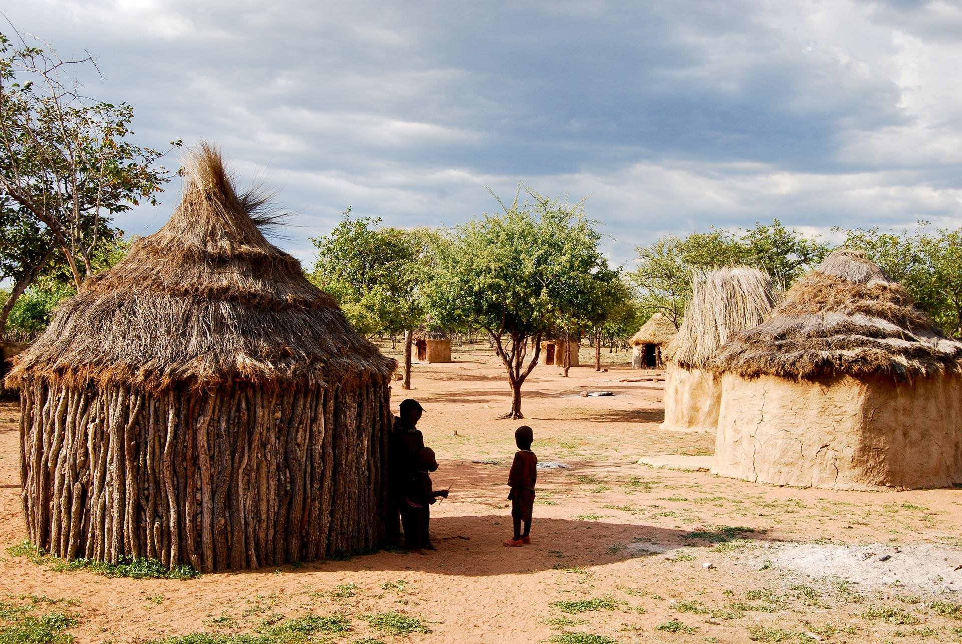 Village Himba dans parc national Etosha   Namibie