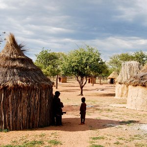 Village Himba dans parc national Etosha   Namibie