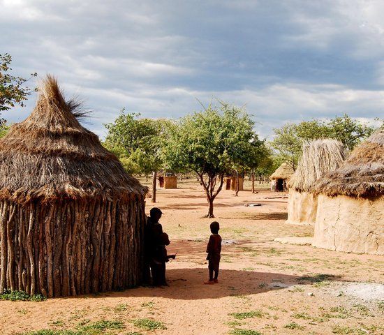 Village Himba dans parc national Etosha   Namibie