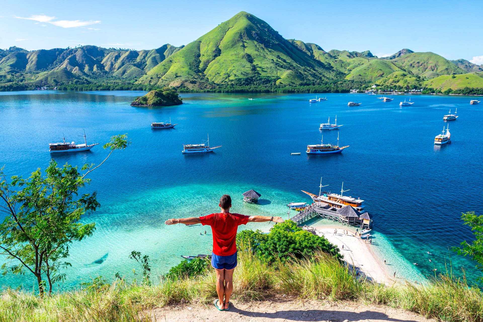 vue de l'île kelor sur le parc national de komodo, indonésie