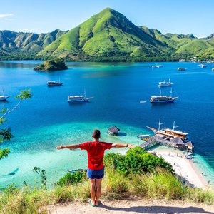 vue de l'île kelor sur le parc national de komodo, indonésie