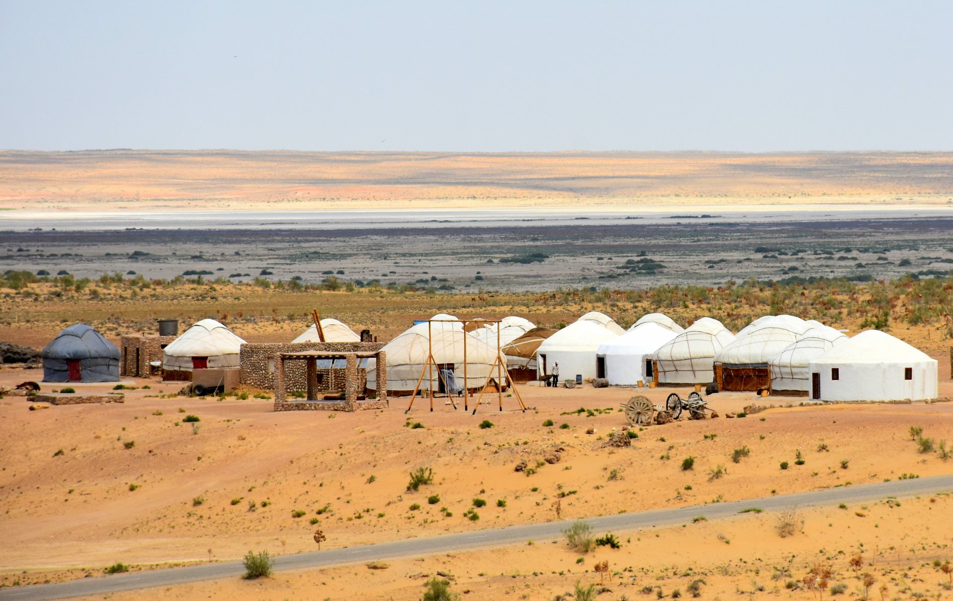 yourts dans le désert de l'Ouzbékistan