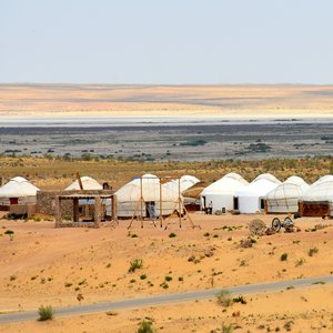 yourts dans le désert de l'Ouzbékistan