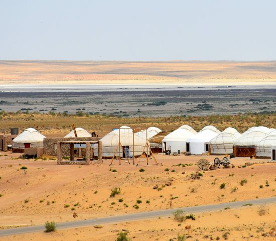 yourts dans le désert de l'Ouzbékistan